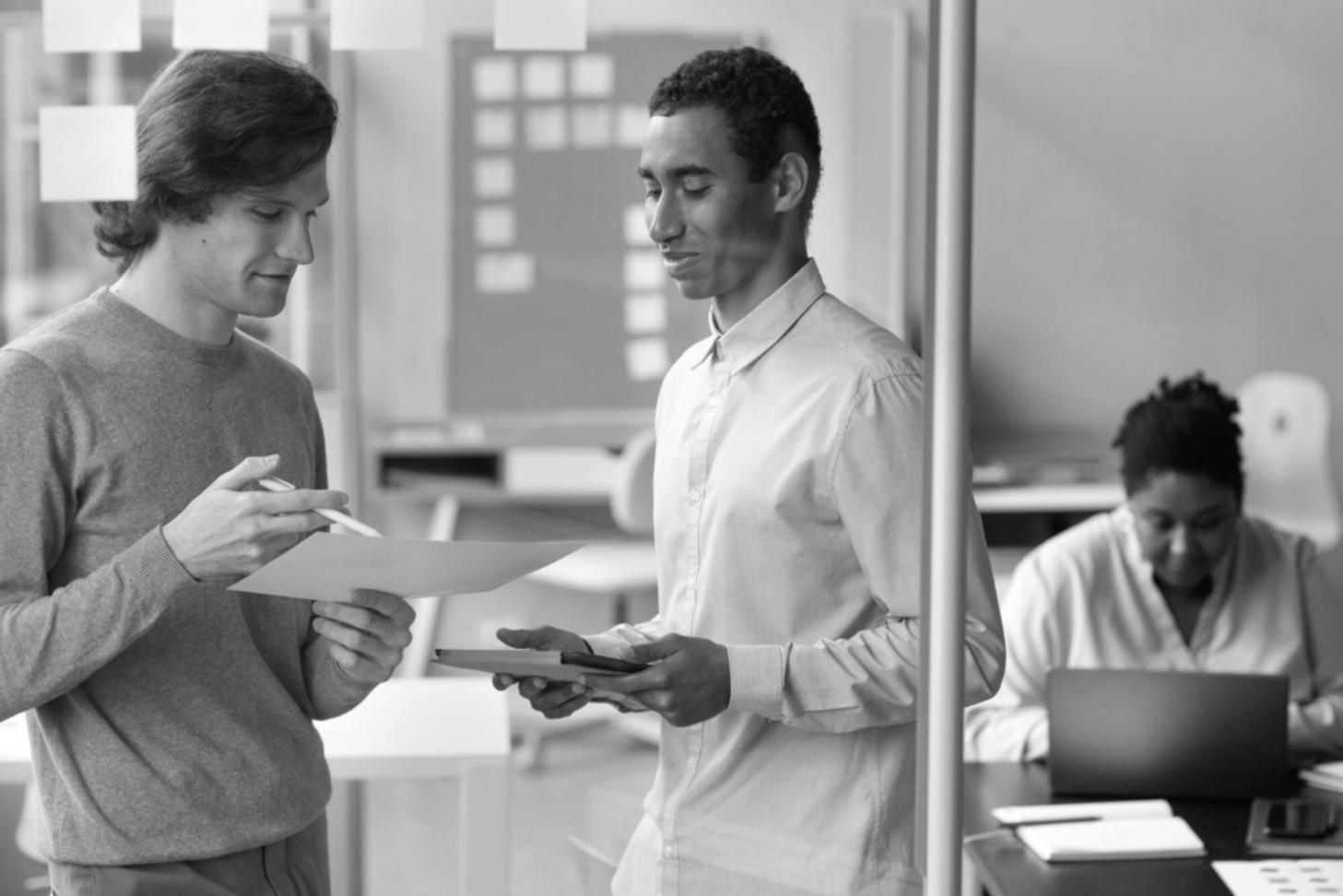 Espace de travail calme pour réflexion financière